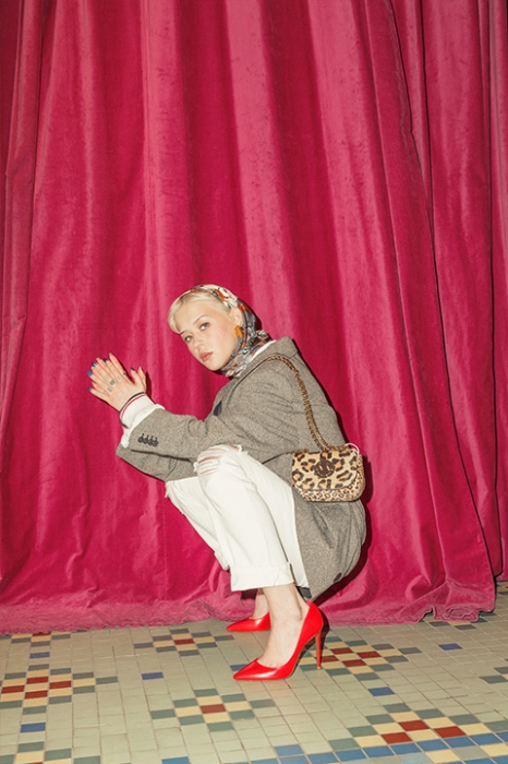 Свитшот Gosha Rubchinskiy X adidas , 12100 руб. Жакет Maison Margiela, 139300 руб. Джинсы Denim Alexander Wang, 21300 руб. Платок Radical Chic, 9360