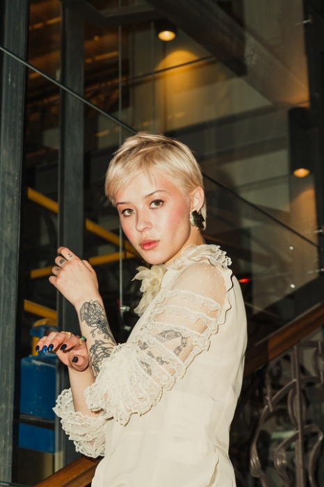 Блуза Red Valentino,43400 руб. Платье Red Valentino, 59900 руб. Брюки Maison Margiela, 58900 руб. Шлёпанцы Alexander Wang, 45900 руб. Серьги Maripol X