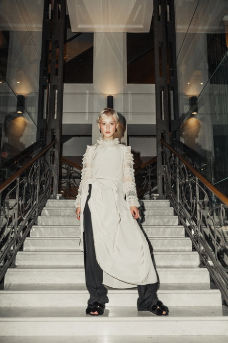 Блуза Red Valentino,43400 руб. Платье Red Valentino, 59900 руб. Брюки Maison Margiela, 58900 руб. Шлёпанцы Alexander Wang, 45900 руб. Серьги Maripol X