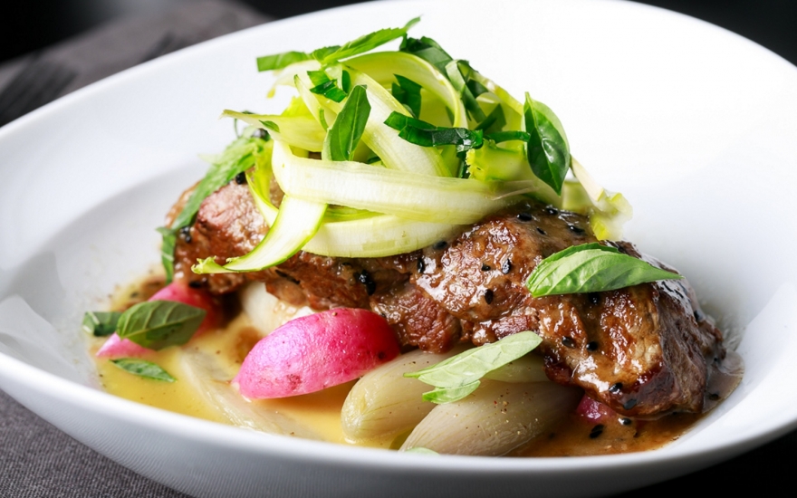 Салат с теплой говядиной, спаржей и молодым луком