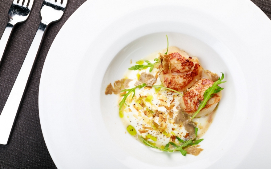 Гребешки на гриле с карпаччо из печени трески