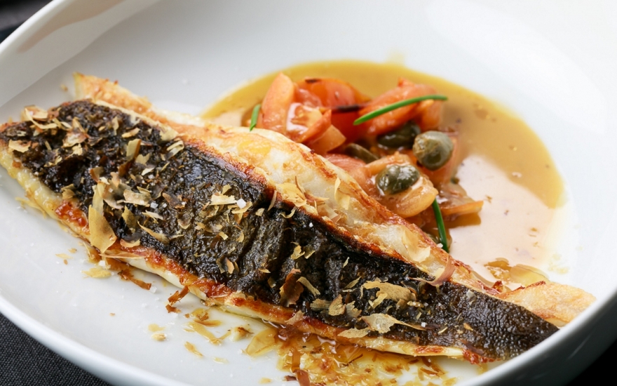 Камбала с жареными томатами, каперсами и горгонзолой