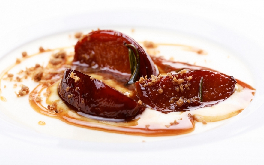 Панакота из топленого молока и розмарина с жареной сливой