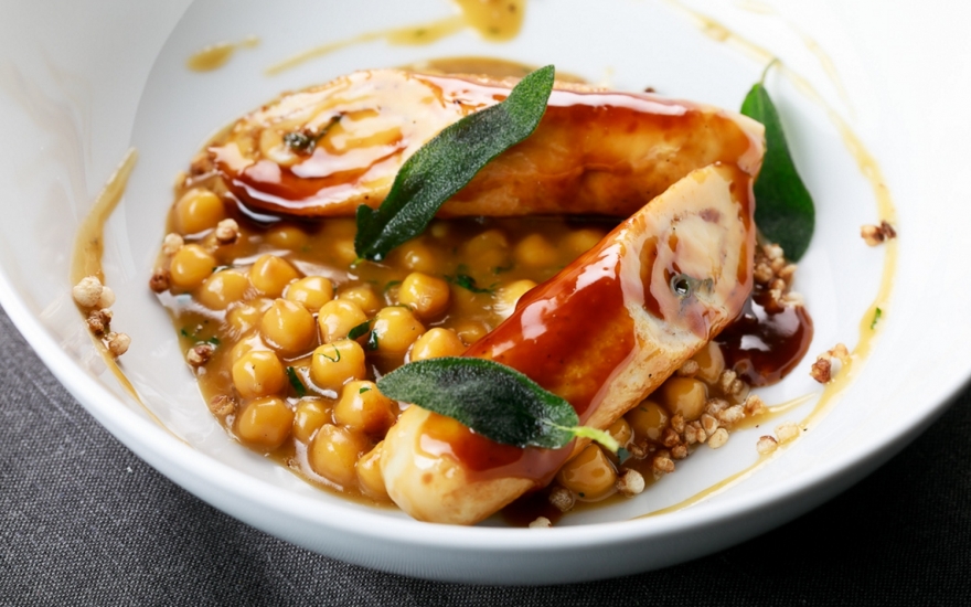 Куриная салтимбока с нутом и горгонзолой