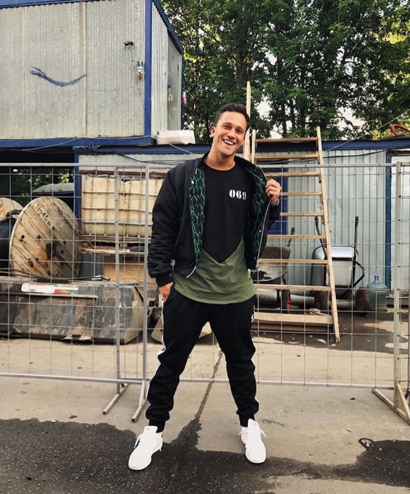 Диджей промо-группы AVG Алексей Миронов в футболке kassmyass.zone