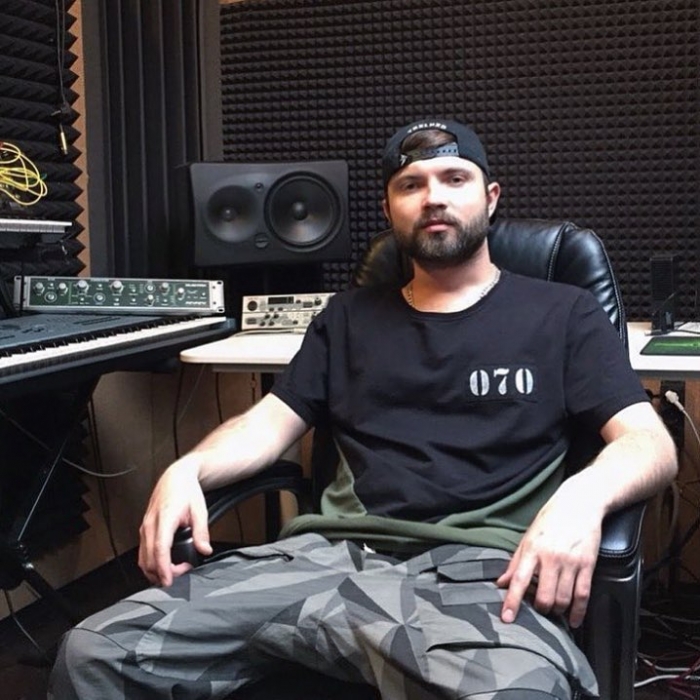 Рэпер Саша Чест в футболке kassmyass.zone