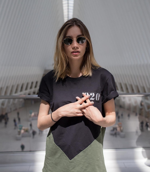 Модель Карина Истомина в футболке kassmyass.zone