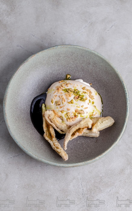 Страчателла, сгущенка из грецкого ореха, укропное масло, ссоус из чернослива и жареные баклажаны