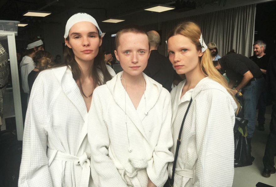 Маша Игошина, Ольга Запивохина и Полина Оганичева на бэкстейдже шоу Gucci