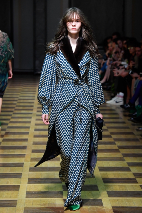 Маша Игошина на показе Alena Akhmadullina, осень-зима 2017/18