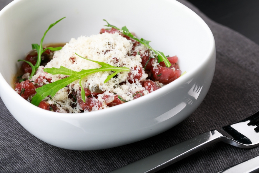 Тартар с луковым соусом и горгонзолой