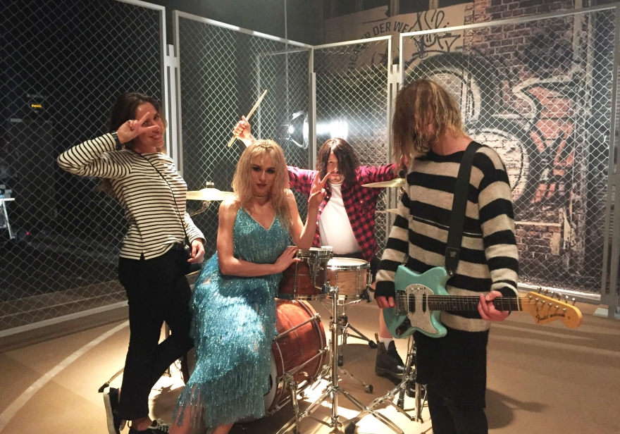 Юлия Усенко на бэкстейдже клипа IOWA «Твои стихи, моя гитара»