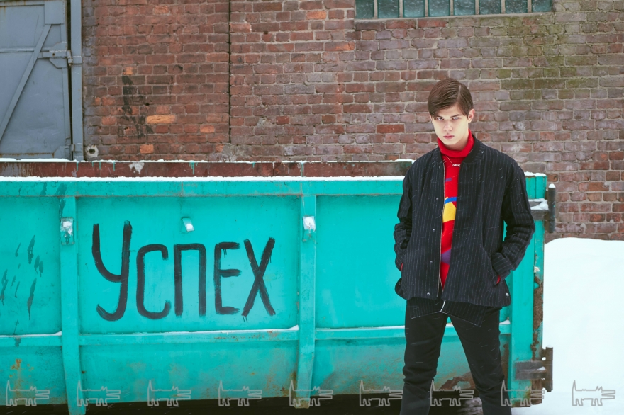 На Тимуре: куртка Lot78, свитер Gosha Rubchinskiy, джинсы Ksubi, кроссовки Rick Owens, подвеска Bogema