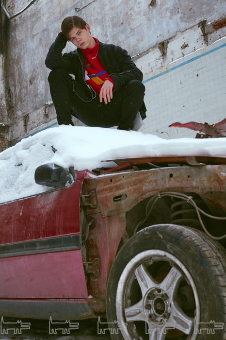 На Тимуре: куртка Lot78, свитер Gosha Rubchinskiy, джинсы Ksubi, кроссовки Rick Owens, подвеска Bogema