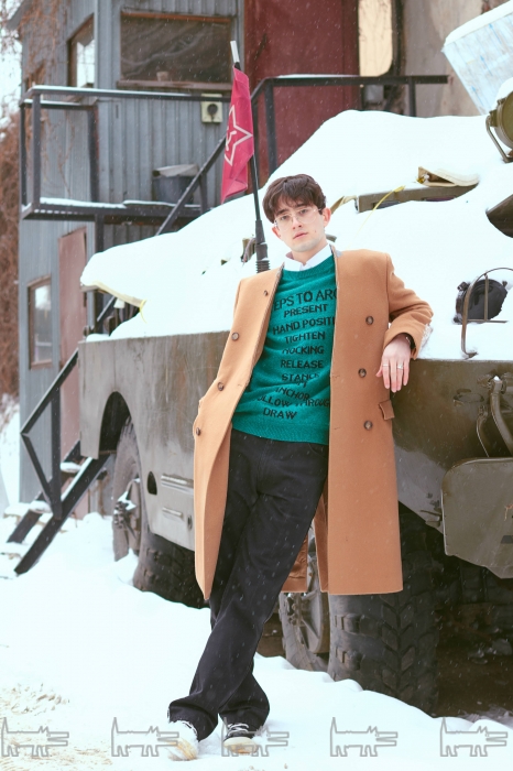 На Низоре: пальто Maison Martin Margiela X H&M, свитер Raf Simons, рубашка Maison Martin Margiela, джинсы Levi’s, ремень Alyx, обувь Rick Owens