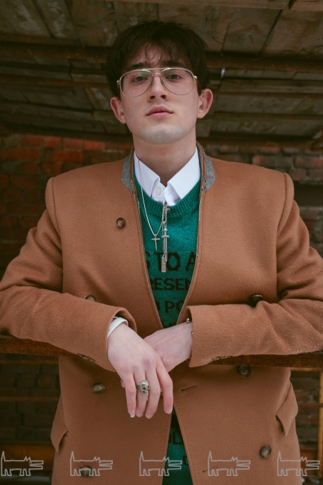 На Низоре: пальто Maison Martin Margiela X H&M, свитер Raf Simons, рубашка Maison Martin Margiela