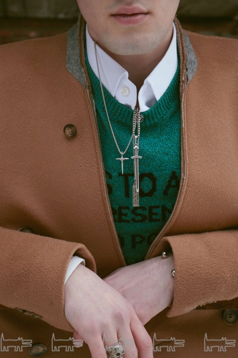 На Низоре: пальто Maison Martin Margiela X H&M, свитер Raf Simons, рубашка Maison Martin Margiela