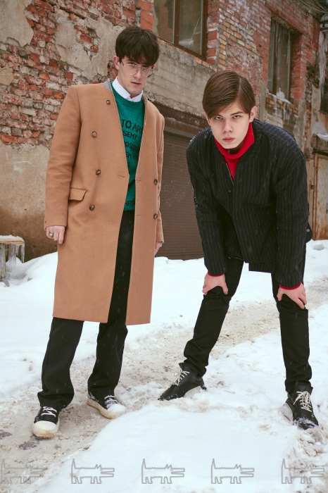 На Низоре: пальто Maison Martin Margiela X H&M, свитер Raf Simons, рубашка Maison Martin Margiela, джинсы Levi’s, ремень Alyx, обувь Rick Owens