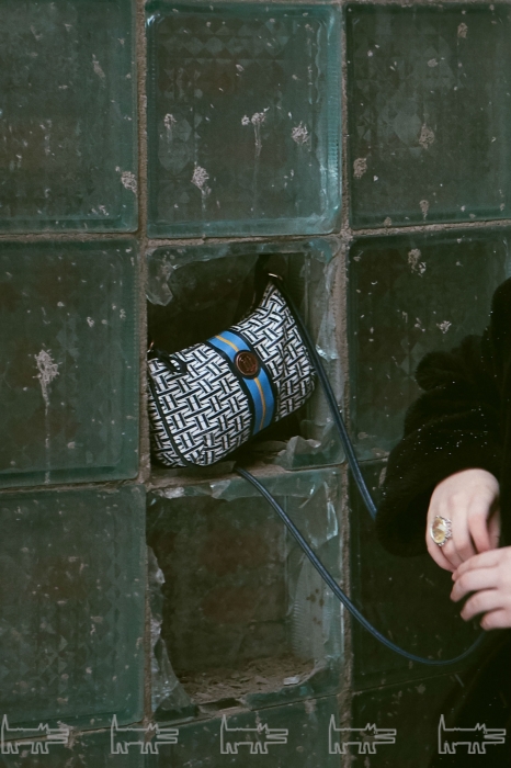 На Яне: шуба из секонд-хенда, сумка Tommy Hilfiger, перстень H&M