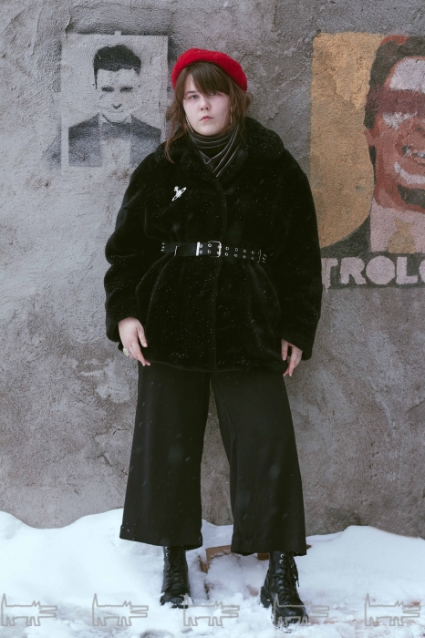 На Яне: шуба и ремень из секонд-хенда, сумка Tommy Hilfiger, берет, серьги и перстень H&M, брошь Vivienne Westwood, брюки Monki, обувь Pull & Bear