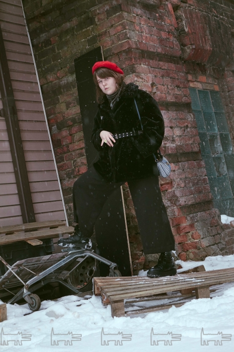 На Яне: шуба и ремень из секонд-хенда, сумка Tommy Hilfiger, берет, серьги и перстень H&M, брошь Vivienne Westwood, брюки Monki, обувь Pull & Bear