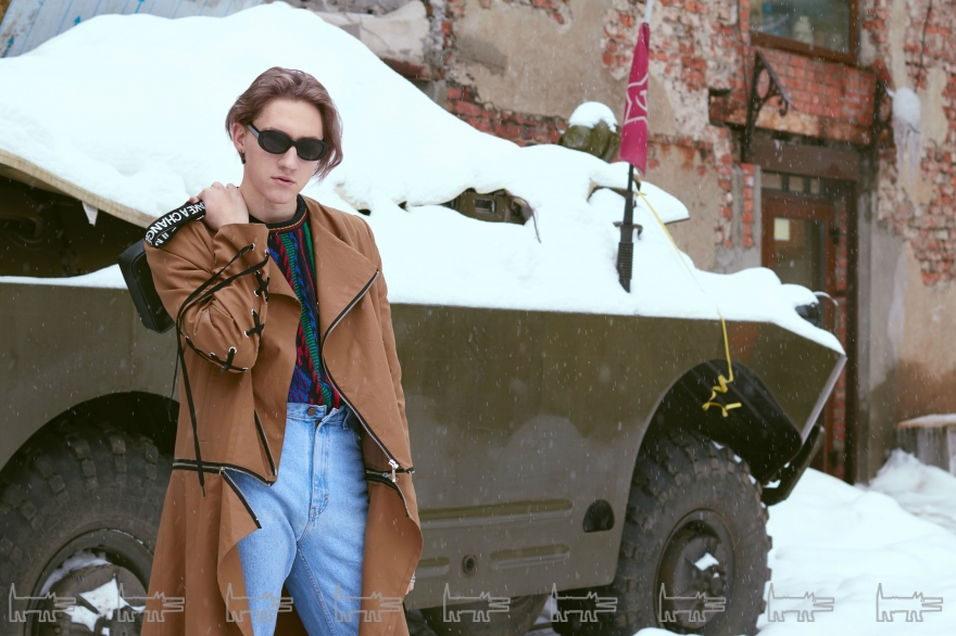 На Владе: плащ Martynenkov, свитер из секонд-хенда, джинсы Levi's, сумка H&M