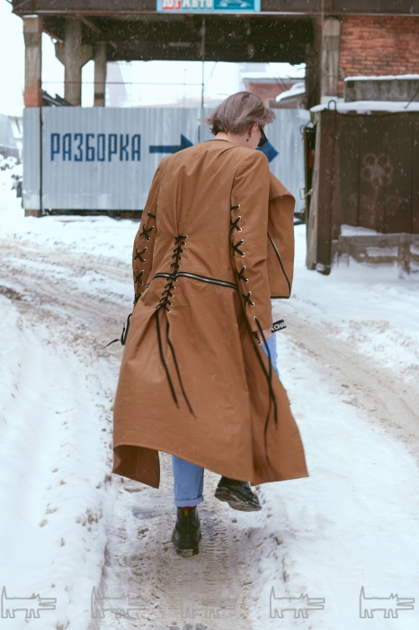 На Владе: плащ Martynenkov, джинсы Levi's, ботинки Dr. Martens, сумка H&M