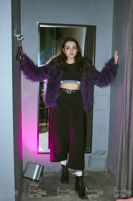 На Маше: шуба из секонд-хенда, топ «Волчок», брюки Monki, обувь Dr. Martens