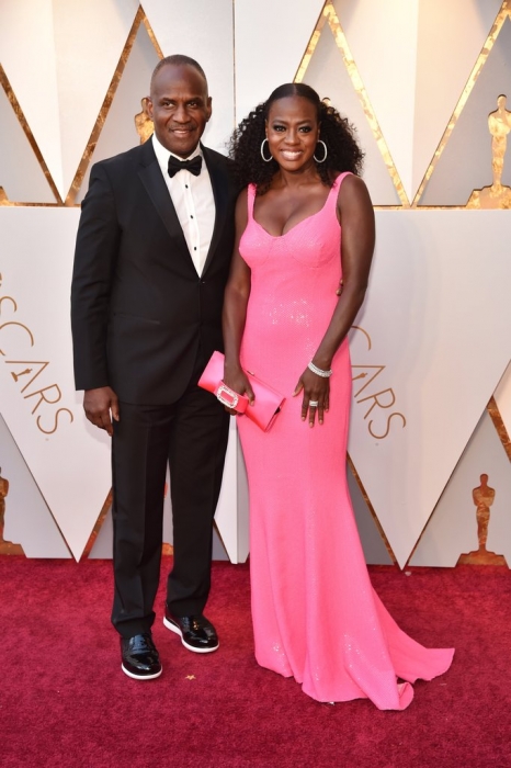 Виола Дэвис в Michael Kors с супругом Джулиусом Тенноном