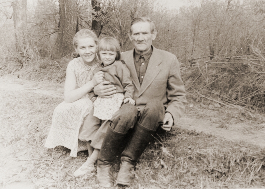 Федор Шебляков с дочерью Валентиной (слева) в послевоенные годы