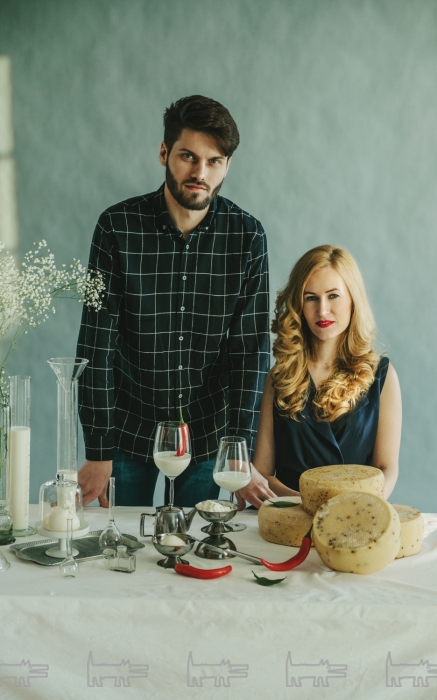 На столе перед Евгением и Екатериной: 1. Страчателла — волокна моцареллы в сливках (270 руб. за 250 г) 2. Качотта с черным и красным перцем (210 руб