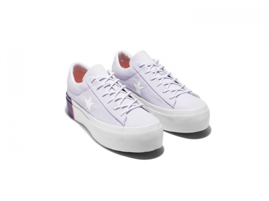 Новое прочтение классики: высокая подошва и цветные блоки на заднике.