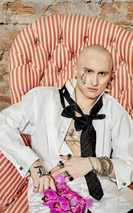 Сорочка Tom Ford, галстук и бабочка Dolce & Gabbana (все — ДЛТ), браслеты Goti, браслет Tobias, запонки Anzu, кольца OSSA, KD2024, Sleeping Baby