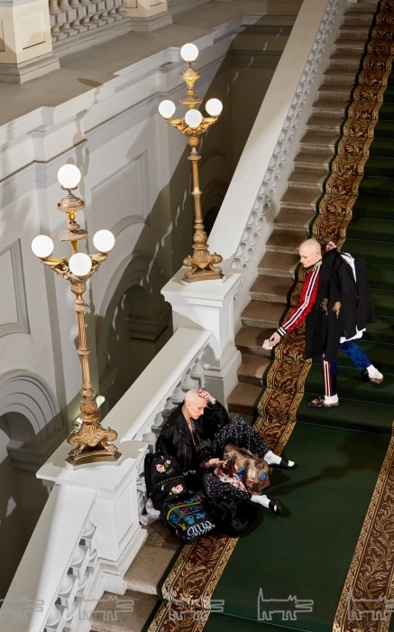 Нищий: рубашка и халат Saint Laurent, брюки Ann Demeulemeester, куртка Balenciaga, шлепанцы Bottega Veneta, рюкзак Dolce & Gabbana, сумка Gucci, сумка