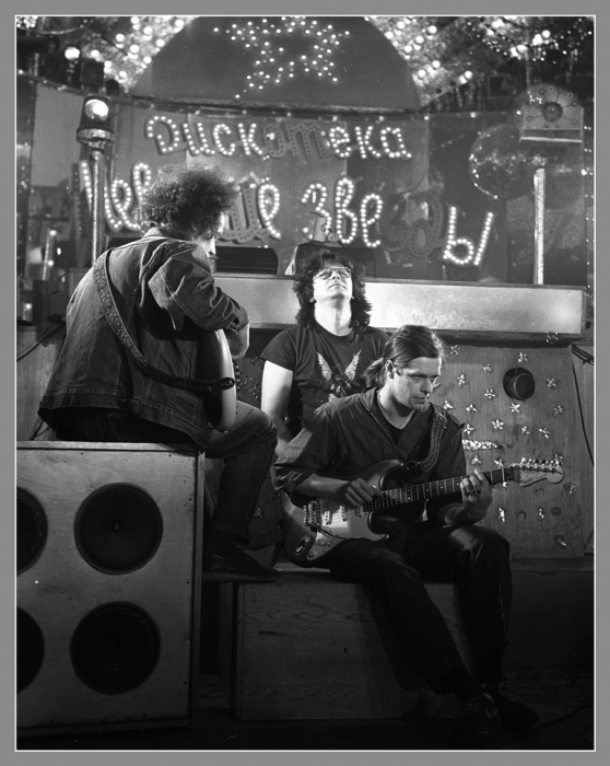 Первая запись "Аквариума" для ленинградского телевидения. Дискотека "Невские звезды". На фото А. Титов, А. Романов (Дюша), БГ. Ленинград, 1987. Фото