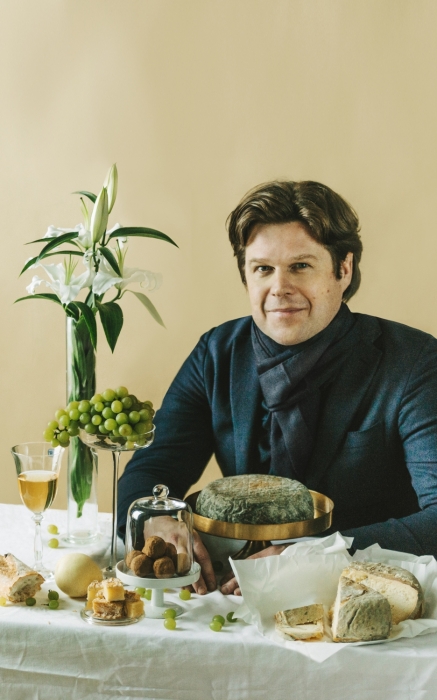 Перед Михаилом на столе: 1. Фур де монбризон — мягкий сыр с плесенью (2100 руб. за 1 кг). 2. Бле д'овернь — полу­мягкий с голубой плесенью (2100 руб