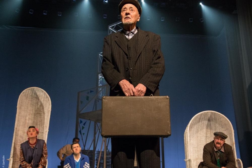 Среда, 28 мартаСпектакль «Взлетел петух на плетень» стал последней премьерой Камаловского театра в 2017 году. В основе одноименной пьесы