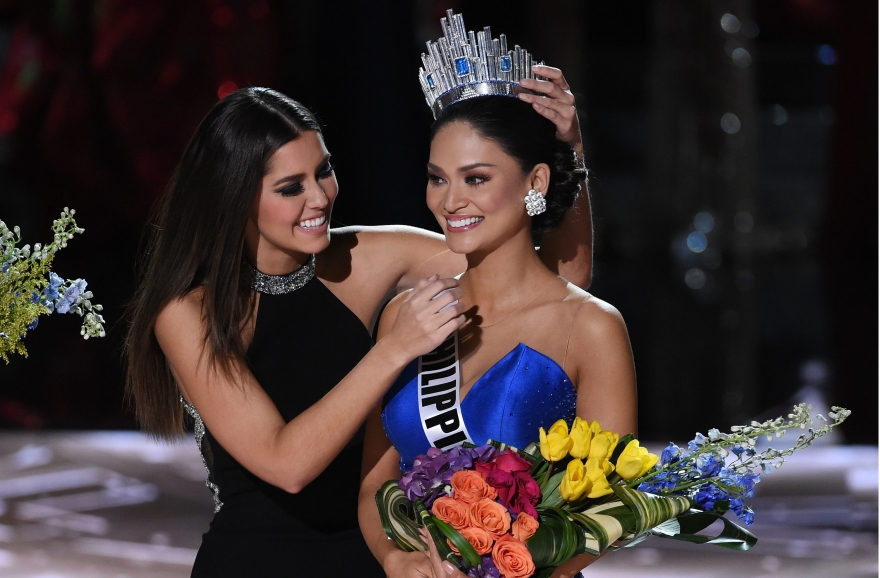 Награждение победительницы конкурса «Мисс Вселенная-2017»