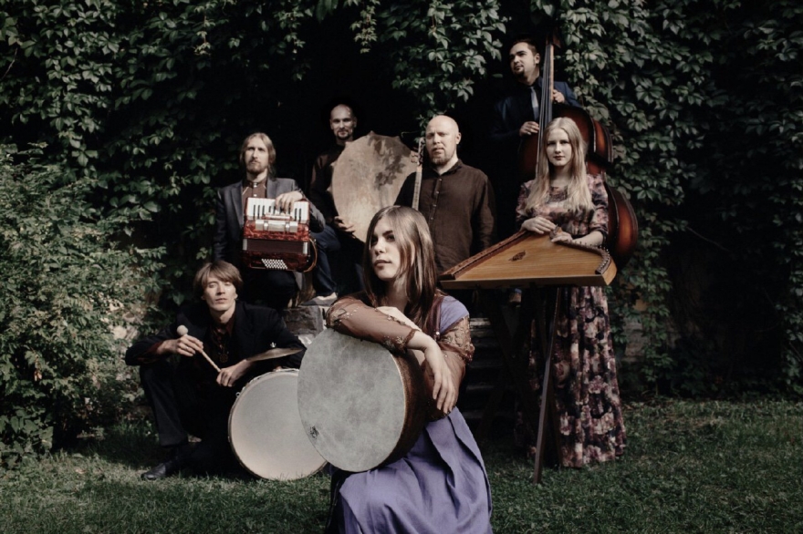 Воскресенье, 1 апреляTheodor Bastard — трип-хоп-группа, сочетающая рефлексию над фольклором с электронными экспериментами, активным использованием