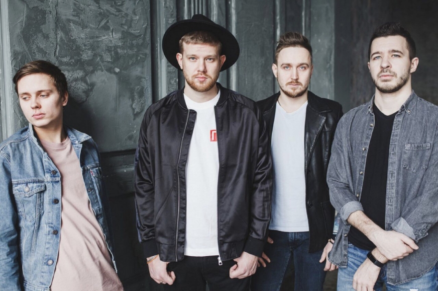 Воскресенье, 1 апреляVLNY нередко сравнивают с московскими космополитами Pompeya. Самарская группа, хоть и похожа на исполнителей англоязычного нью