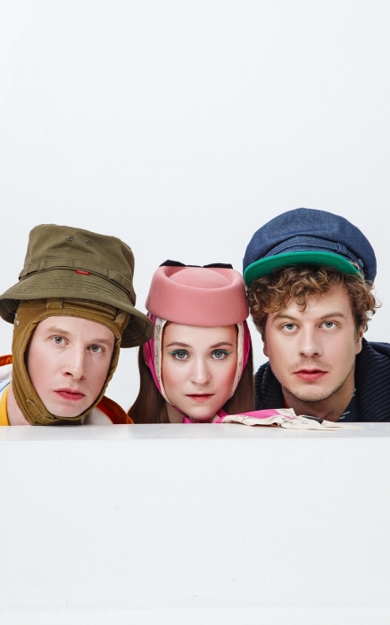 На Дмитрии Лысенкове: комбинезон Round House, панама Fuct SSDD (все— Renegade Store), рубашка Joseph, куртка Marni (все — ДЛТ). На Анне Блиновой