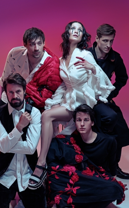 Слева направо, сверху вниз: На Иване Бровине: брюки Givenchy, рубашка Neil Barrett, пуховик Canada Goose (все — ДЛТ). На Лауре Пицхелаури: платье