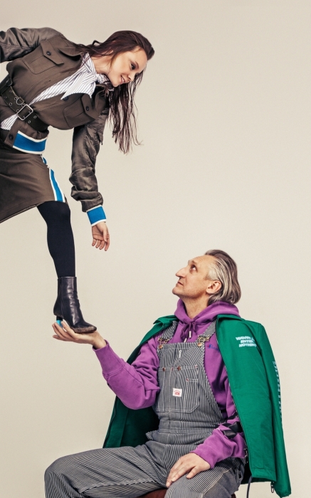 На Ольге Ваньковой: бомбер и юбка № 21, блуза Victoria Beckham, ботильоны Vetements (все — ДЛТ). На Александре Ронисе: комбинезон Round House