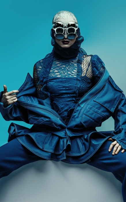 На Анастасии Вядро: брюки и платье 3.1 Phillip Lim, куртка Givenchy (все — ДЛТ), очки Mykita Damir Doma,Мatsuda, Dolce Vita (все — Refaced) Фото