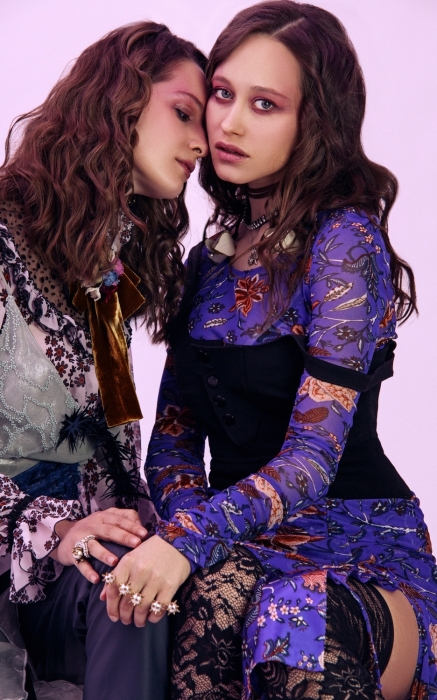 На Варваре Щербаковой: брюки Drome, кольцо Gucci, бант Flower Me (все — ДЛТ), рубашка Giamba, платье Rodarte (все — Au Pont Rouge). На Вере Латышевой