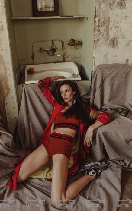 Мария Абашова. Пальто Etro (BOSCOFAMILY), топ и шорты Dries Van Noten , клипсы Oscar de la Renta , кроссовки Vetements (все — ДЛТ)