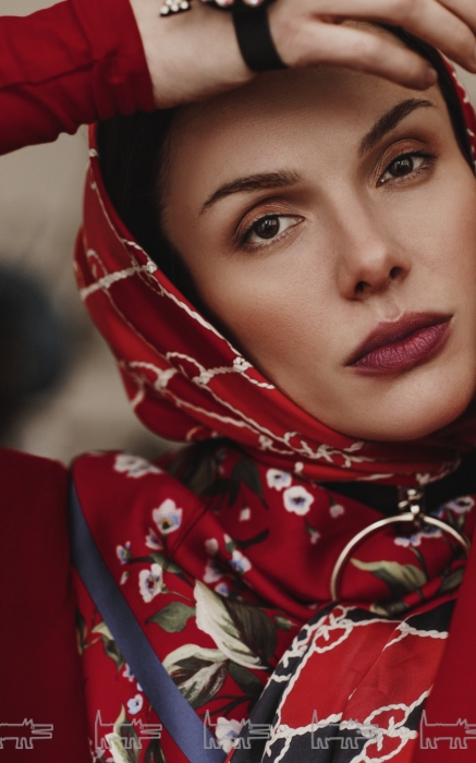 Мария Абашова. Платок Escada , Gucci (все — ДЛТ), чокер To be woman (To be woman shop)