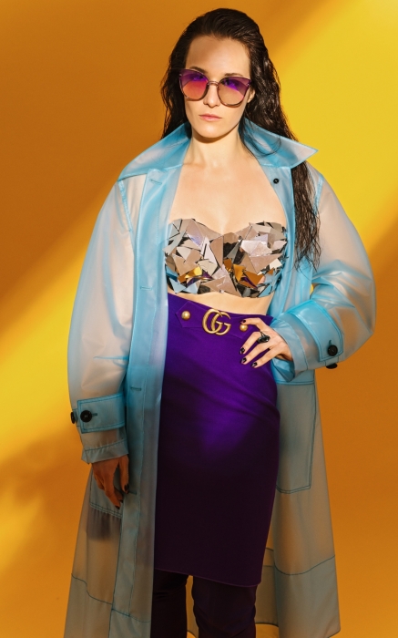 На Саше: тренч Calvin Klein, юбка Gucci (все — Babochka), очки For Art's Sake (ДЛТ), серьги — Miestilo (Anatomy of Jewelry), корсет Amplituda Design