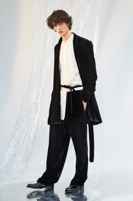 Пиджак Ann Demeulemeester, рубашка Saint Laurent Paris, брюки Ann Demeulemeester, дерби Saint Laurent Paris