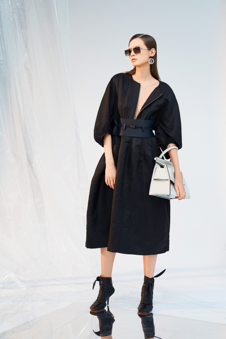 Платье Celine, сумка BOYY, серьги Marni, очки Brioni, ботильоны Celine